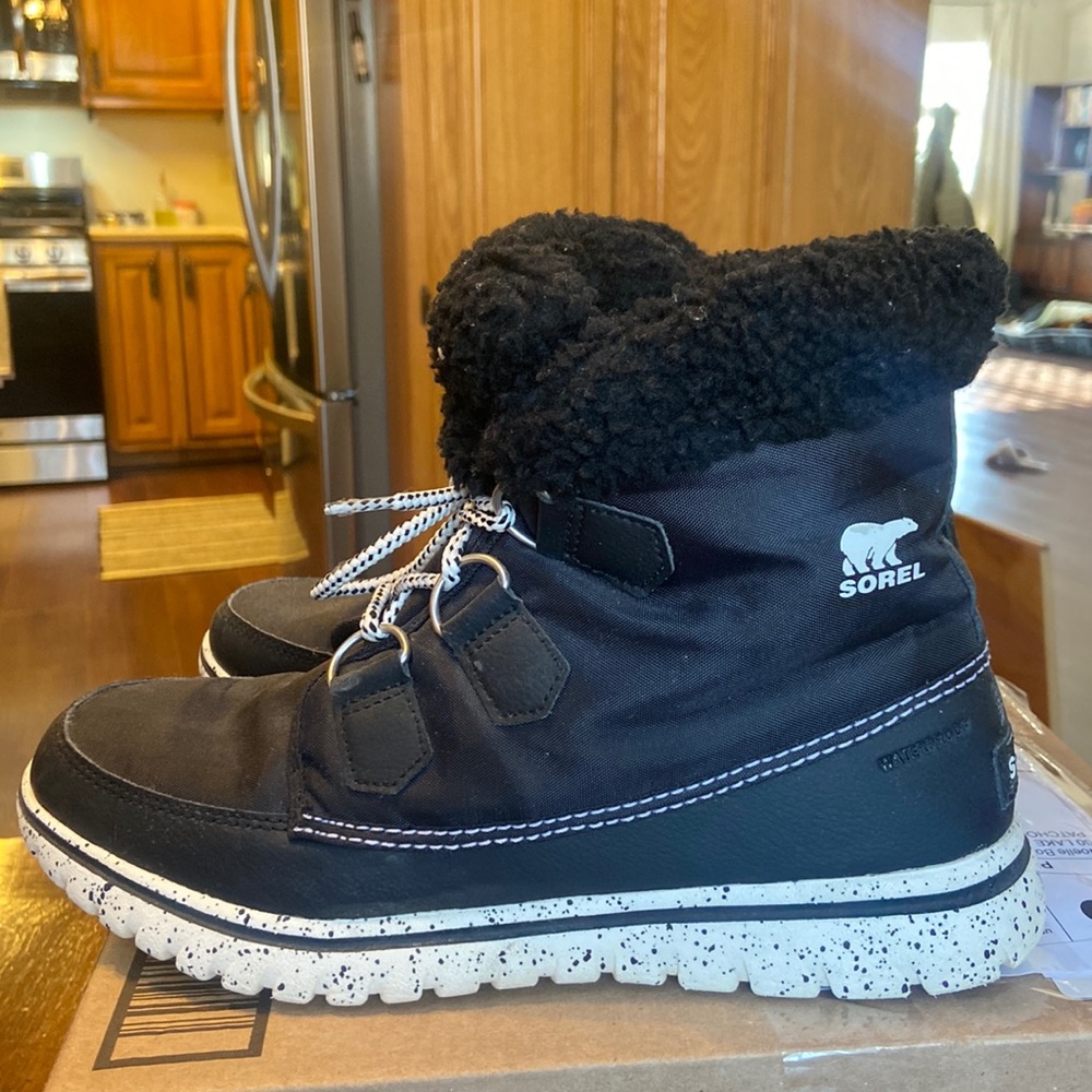 Sorel carnival black speckled boots